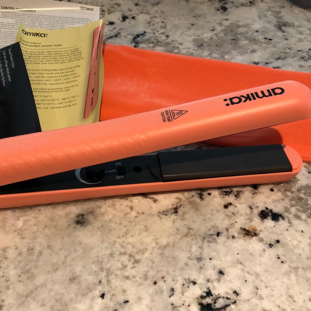 AMIKA flat iron